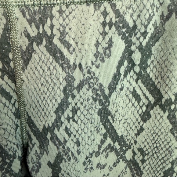 Fabletics | On the Go Powerhold High Waisted Green Snake Print Leggings | Sz S - Picture 4 of 8